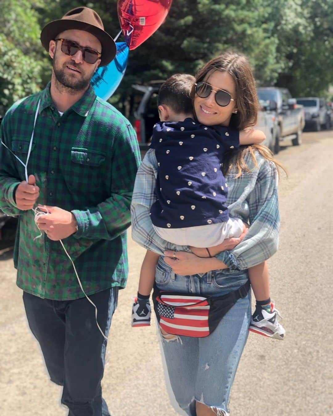 ジェシカ・ビールさんのインスタグラム写真 - (ジェシカ・ビールInstagram)「Think we have enough flags?? Happy 4th!! 💥🇺🇸」7月5日 6時41分 - jessicabiel