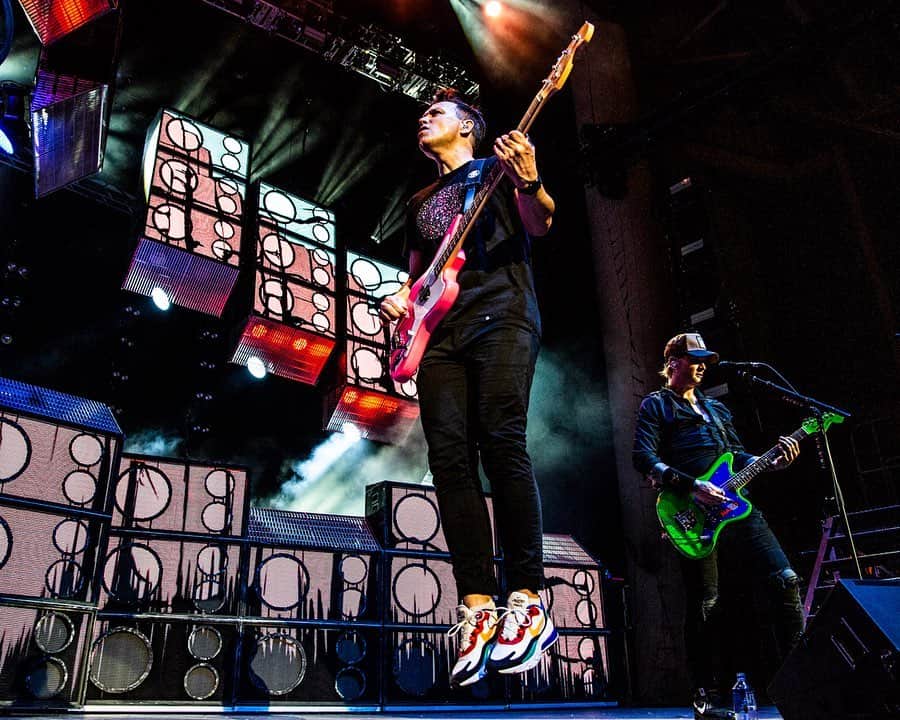 blink-182さんのインスタグラム写真 - (blink-182Instagram)「🇺🇸 We’re closed today for the 4th to celebrate America’s bday, but we will resume normal hours tmrw in Hershey!! 😂 In the meantime let’s 👀 at some photos from last night in INDY 🔥🔥🔥 📸 @fog.again」7月5日 6時56分 - blink182