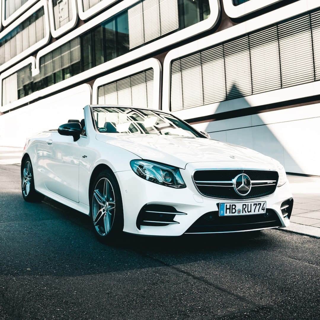 メルセデス・ベンツさんのインスタグラム写真 - (メルセデス・ベンツInstagram)「Adapts perfectly to all surroundings. 🌟 📸: @hanneslhauser for #MBsocialcar [Mercedes-AMG E 53 4MATIC+ | Kraftstoffverbrauch kombiniert: 8,9–8,8 l/100 km | CO₂-Emissionen kombiniert: 204–201 g/km | mb4.me/nefz] . #Mercedes #MercedesAMG #AMG #amazingcars #cabriolet #InstaCar #carsofinstagram #DrivingPerformance #EClass #E53 #architecture」7月5日 6時55分 - mercedesbenz