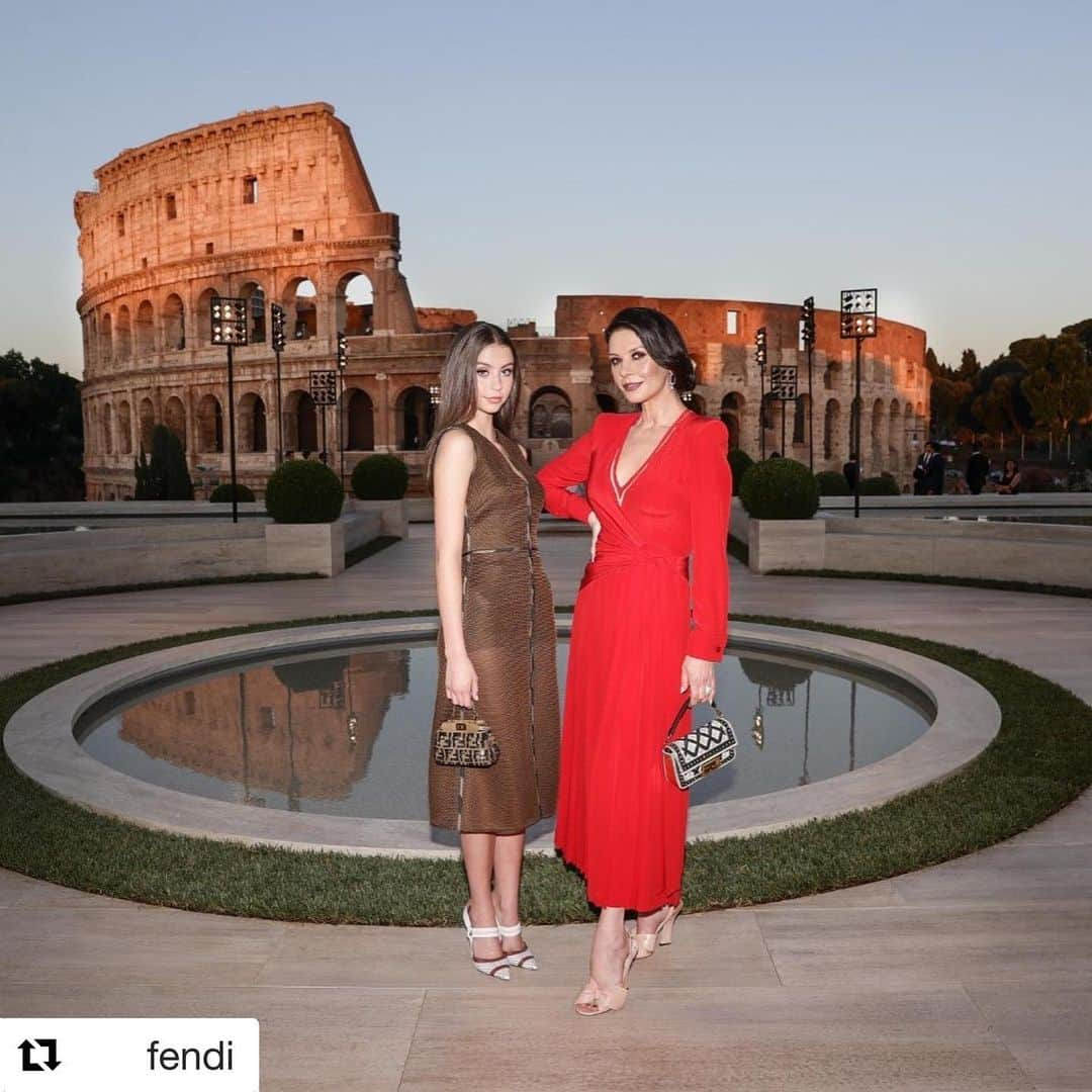 キャサリン・ゼタ・ジョーンズさんのインスタグラム写真 - (キャサリン・ゼタ・ジョーンズInstagram)「Fendi Fantastico❤️ with the Coliseum as the backdrop! Carys and I at the spectacular Fendi show tonight in Roma❤️❤️❤️」7月5日 7時05分 - catherinezetajones