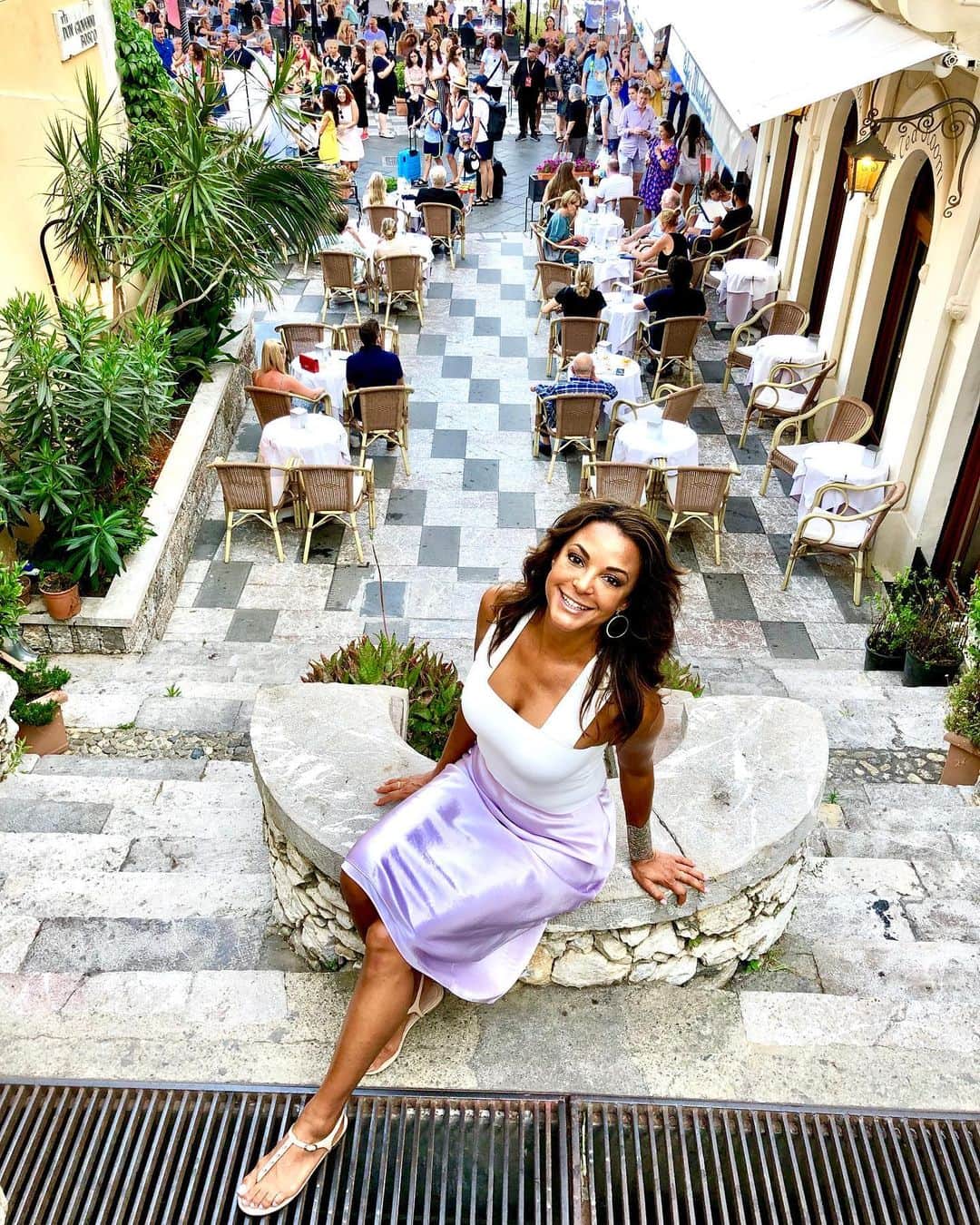 のインスタグラム：「Ci Vediamo  Sicily! Blowin’ ya kisses and headed to Athens😜  @taorminafilmfest_official @therealelisabethsereda @minevienna ❤️❤️❤️ #evatravels」