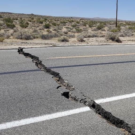 NBC Newsさんのインスタグラム写真 - (NBC NewsInstagram)「Today's 6.4-magnitude earthquake in California caused this crack in the road in Trona, CA. . 📸: Karaleigh Roe」7月5日 7時01分 - nbcnews