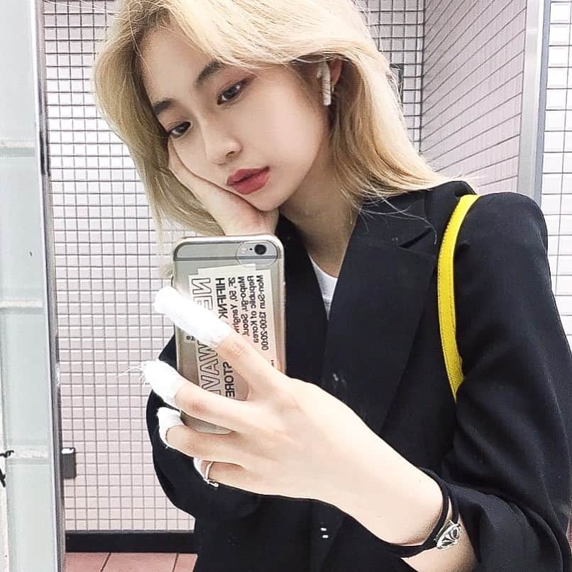 原涼香のインスタグラム：「ㅤㅤㅤㅤㅤㅤㅤㅤㅤㅤㅤㅤㅤ 7月になりましたね🌼 태용のセンイルから始まり もうすぐ방탄コンという幸せ月間🤟🏻ㅋㅋ ㅤㅤㅤㅤㅤㅤㅤㅤㅤㅤㅤㅤㅤ 梅雨ですが、毎日沢山のご予約 本当に感謝しています💓 ㅤㅤㅤㅤㅤㅤㅤㅤㅤㅤㅤㅤㅤ もっと誠心誠意お客様に尽くせるよう 頑張っていきたいです( ◠‿◠ ) ㅤㅤㅤㅤㅤㅤㅤㅤㅤㅤㅤㅤㅤ 髪の毛は流石の @nasup さんです💛 있지のユナブロンドに惹かれて...ㅎ ㅤㅤㅤㅤㅤㅤㅤㅤㅤㅤㅤㅤㅤ」