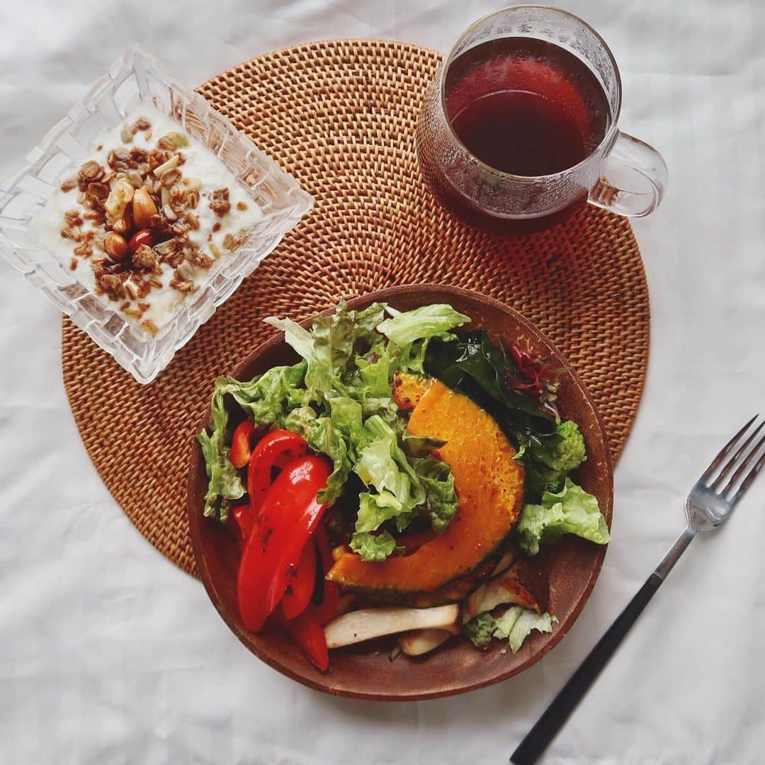 太田葉子のインスタグラム：「𝙶𝚘𝚘𝚍 𝚖𝚘𝚛𝚗𝚒𝚗𝚐☀️﻿ 今日の朝食は﻿ ﻿ * グリル野菜サラダ ﻿ * グラノーラヨーグルト(無脂肪)﻿ * 浅煎りコーヒー﻿ ﻿ 野菜はあえて大きめカットで﻿ 満腹感が増すようにしてます😉﻿ ﻿ ﻿ ﻿ #太田葉子式ダイエット ﻿﻿﻿ #ダイエットメニュー ﻿﻿﻿﻿ #朝ごはん #朝食﻿﻿﻿ #朝活 ﻿#早起き ﻿﻿﻿﻿ #ダイエット #ダイエット成功﻿﻿ #モデルごはん ﻿#無脂肪 #ヨーグルト﻿ #炭水化物抜き ﻿﻿ #痩せたい #綺麗に痩せる ﻿ #ダイエット部 ﻿ #健康 #美容 ﻿ #gm #breakfast #breakfastclub ﻿﻿﻿﻿﻿﻿ #morning #morningroutine ﻿﻿﻿﻿﻿﻿ #healthyfood ﻿﻿﻿﻿#coffee #modelsfood﻿﻿ #healthybreakfast #healthylifestyle ﻿﻿﻿」