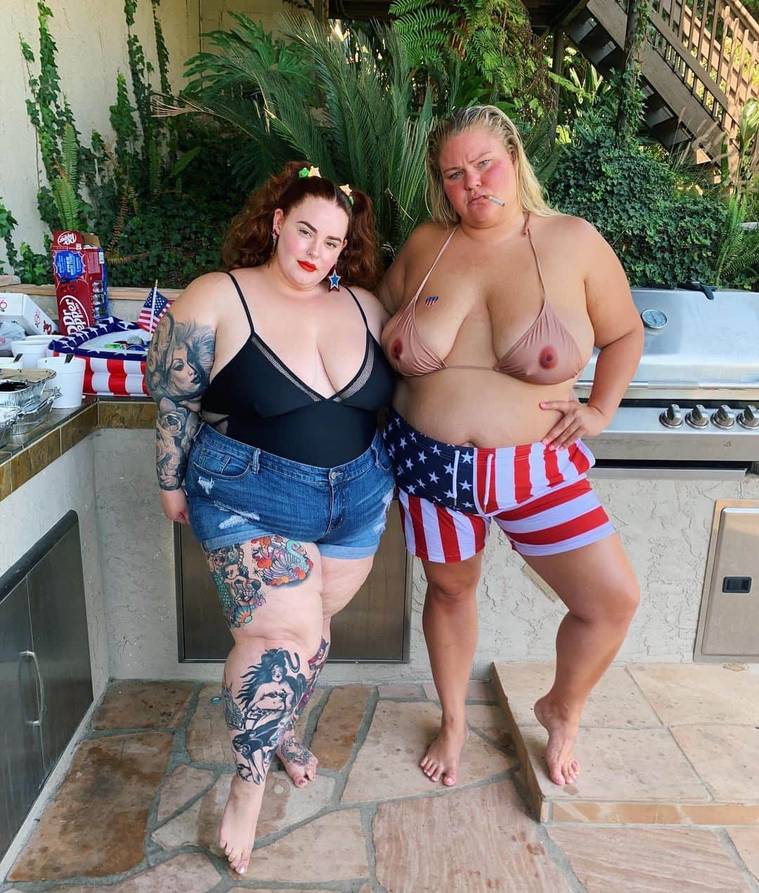 テス・ホリデーさんのインスタグラム写真 - (テス・ホリデーInstagram)「You can’t spell America without titties. @chelcielynnn 👯‍♀️🇺🇸 #homeofletthosetittiesfree」7月5日 7時12分 - tessholliday