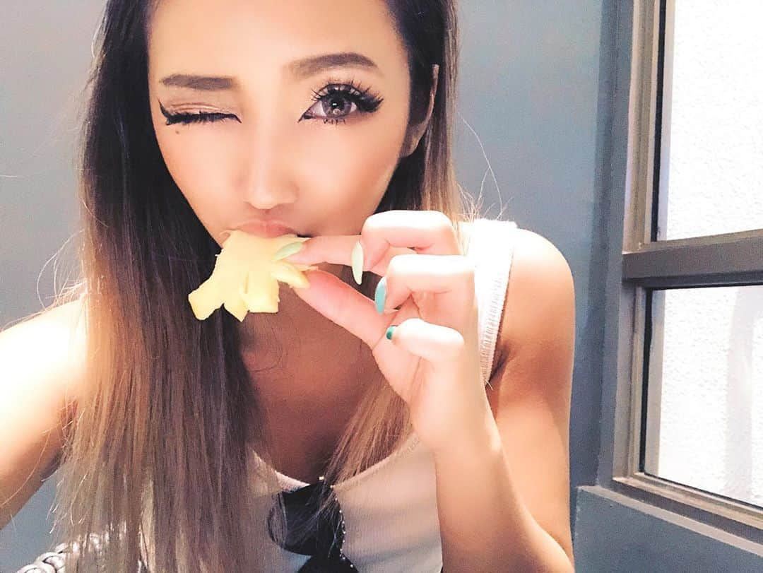 鈴木愛美さんのインスタグラム写真 - (鈴木愛美Instagram)「💛🍍💛🍍💛🍍💛🍍💛 . ストーリーにてコメ返中!!!!!! . めっちゃ返してたらこんな時間🤪💭 よし。寝よう。💤 . 続きは、起きてから💓✨ . . . #コメ返してたら朝になってたw #今回いい感じにめっちゃ応えられてる♡ #続きは起きてからやるね!!!! #おやすみ 💤 #gn」7月5日 7時15分 - x.manya.x