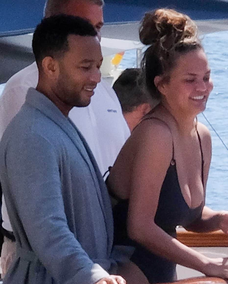 Just Jaredさんのインスタグラム写真 - (Just JaredInstagram)「@johnlegend & @chrissyteigen enjoy a day out at sea during their Italian vacation! #JohnLegend #ChrissyTeigen Photos: Backgrid」7月5日 7時20分 - justjared