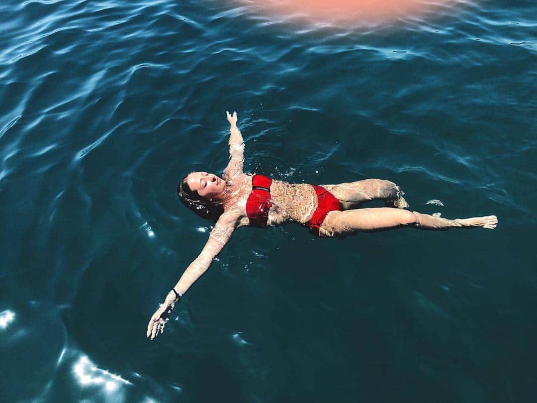 Calvin Kleinさんのインスタグラム写真 - (Calvin KleinInstagram)「Red, white and #MYCALVINS ⠀⠀⠀⠀⠀⠀⠀⠀ Take @aridesantis’ lead and celebrate the #4thOfJuly with us— as styled in our #CALVINKLEINSWIM bandeau bikini top and bottom 📸: @luca_lanciotti ⠀⠀⠀⠀⠀⠀⠀⠀ Tap 🔝 to shop」7月5日 7時31分 - calvinklein