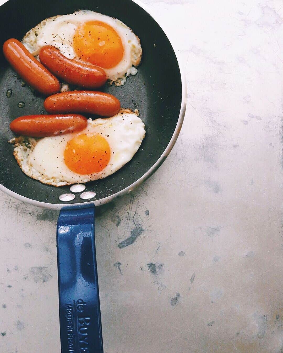 樋口正樹さんのインスタグラム写真 - (樋口正樹Instagram)「Fried egg 🍳 . 今朝の朝食用の目玉焼き。 よく熱したプライパンに 油をまわし、卵を落とし、 塩胡椒をしたら火を止め、 油が跳ねるけど蓋はせず、 あとは余熱でこんな感じ。 . . #friedegg #DEBUYER #fryingpan #デバイヤー #目玉焼き #フライパン #🍳」7月5日 7時25分 - higuccini