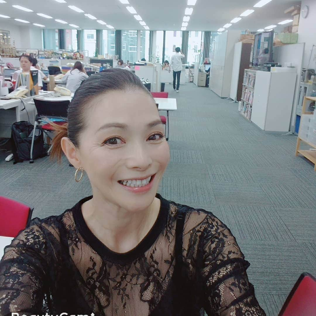 渡辺めぐみさんのインスタグラム写真 - (渡辺めぐみInstagram)「事務所で、打ち合わせでした😊👍 今年の春からの打ち合わせのお話しが、秋に向かって動き出します😁⤴️⤴️⤴️ これから、やりたいと思っていたことが、少しづつですが、走り出します😁⤴️⤴️⤴️ 早く、皆さんにお知らせしたいです😁❤️👍 コツコツと頑張ります⤴️⤴️⤴️⤴️⤴️ 応援、宜しくお願いします🙇‍♀️⤵️ #筋トレ#筋トレ女子 #筋肉貯筋#コツコツ #毎日5分 #簡単誰でも #instagrammer #instagramjapan #instagramgood #instagramlike #instagram」7月5日 7時40分 - meguheart