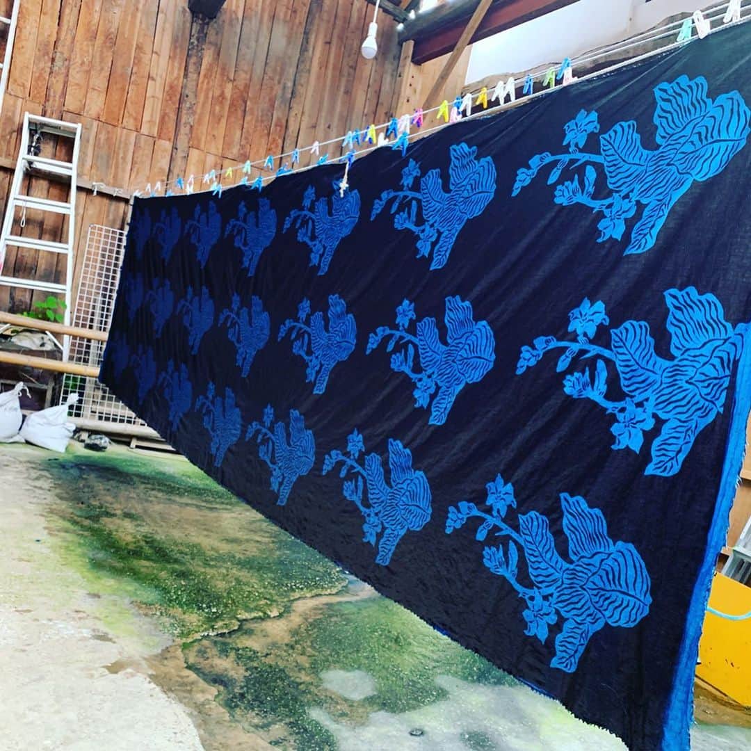 齊藤美絵さんのインスタグラム写真 - (齊藤美絵Instagram)「【大分・竹田で有機藍の栽培から行う藍染め職人さんの作品が日本橋三越に✨7/10～7/16まで】  藍染めはまるで宇宙染め。  大分上野マナビルプロジェクト @manabldg のご縁で竹田に伺ったとき、歴史ある蔵を改装した「紺屋そめかひ」 @kouya_somekai さんにご案内いただきました。  その日は、夏のような陽射しだったのですが、 一歩中へ入るとひんやり静寂の空間。 絶えず水の流れる音が心地良くて。 (竹田はどこも水が清らかに流れる町という印象！) 藍染め、植物染め、そして、 型染めで絵を描かれるご主人の作品が 飾られていて。 その圧倒的な美しさに魅了✨✨✨ 奥で、ご主人が藍染めをされているということで、見学させて頂きました。  自然光が射し込む空間の中で、 作業をされているご主人の姿が あまりに神々しくて、 最初は、話しかけるのを躊躇してしまったほど。  でも、実際は、とても丁寧で穏やかな方で、 藍についてやその魅力を優しく 聴かせてくださいました。  藍染め職人さんならではのまるで手袋をしたかのように染まった手についても、 「毎回スーパーで、わ！と ビックリされるんですよ。笑」と。 ******** 辻岡さんは、なんとご夫妻共に マナビルのすぐそばにある芸術短大のご出身。 日本画を学んでいらっしゃったところ、 ある日、学内で藍染めをやっている前を通り、 染めたての深い緑の布が、 空氣に触れて美しい藍色に変わっていく様に 感動し「これだ！」と独学で 藍を学んだのだそうです。  さらには、竹田でたけた有機藍を自ら栽培。 昔ながらの作り方という 無農薬有機栽培の藍を使って 染めていらっしゃいます。  藍は、発酵させるのですが、 辻岡さんが育てた藍は、 とても強いエネルギーが宿っているようです。 ******** まるで宇宙のような 藍の樽の中から引き上げられた 深い黄緑色のような布は、洗って干すと、 まるで魔法のように、 美しい藍色に変わっていって。 藍は生きているんだとその目で実感！  宇宙の神秘がそのまま布に染められたかのよう。  こんな生きた藍で染められた服を 身にまとったり、 生活の中に取り入れたり出来たら。 モノを長く愛する心、大事にする豊かな心を感じながら日々を過ごせるのでしょうね。  そんな「紺屋そめかひ」さん 7/10〜16まで日本橋三越本店の本館5Fで展示販売を行うとのこと。  詳細はこちら↓ ************************* @kouya_somekai  2019年7/10(水)から16日(火) 東京日本橋三越本店 本館5階ギャラリー ライフ マイニングイベント爽やかな夏の団欒 「紺屋そめかひ・藍染展」  営業時間10時から19時 （最終日17時終了）  大分県竹田市にある染色工房 紺屋そめかひの夏の新作展示会です。 豊かな土壌と清涼な水で自ら育てた 藍を使って藍染をしています。 ワンピース、涼しいはおりもの スカート、パンツ、トップス バッグなど多数ご用意致しました。皆さまぜひご来場くださいませ。 ************************* 今年の夏のはじまりは日本橋で🎋  辻岡ご夫妻、Naomiさん ありがとうございました✨  紺屋そめかひ http://somekai.com/  #大分 #おおいた #Oita #大分上野マナビルプロジェクト  #藍染 #爽やかな夏の団欒 #東京 #日本橋 #tokyo #nihonbashi #mitsukoshi  #日本橋三越本店 #紺屋そめかひ #竹田市 #竹田 #有機藍 #たけた有機藍染 #藍染職人 #職人 #Indigo #indigoblue #ai #aizome #mysticaljapanblue #japan #organic #organicindigofarm #organicindigoplant #japanesetraditional  #ツタエルヒト。」7月5日 7時37分 - saitomie