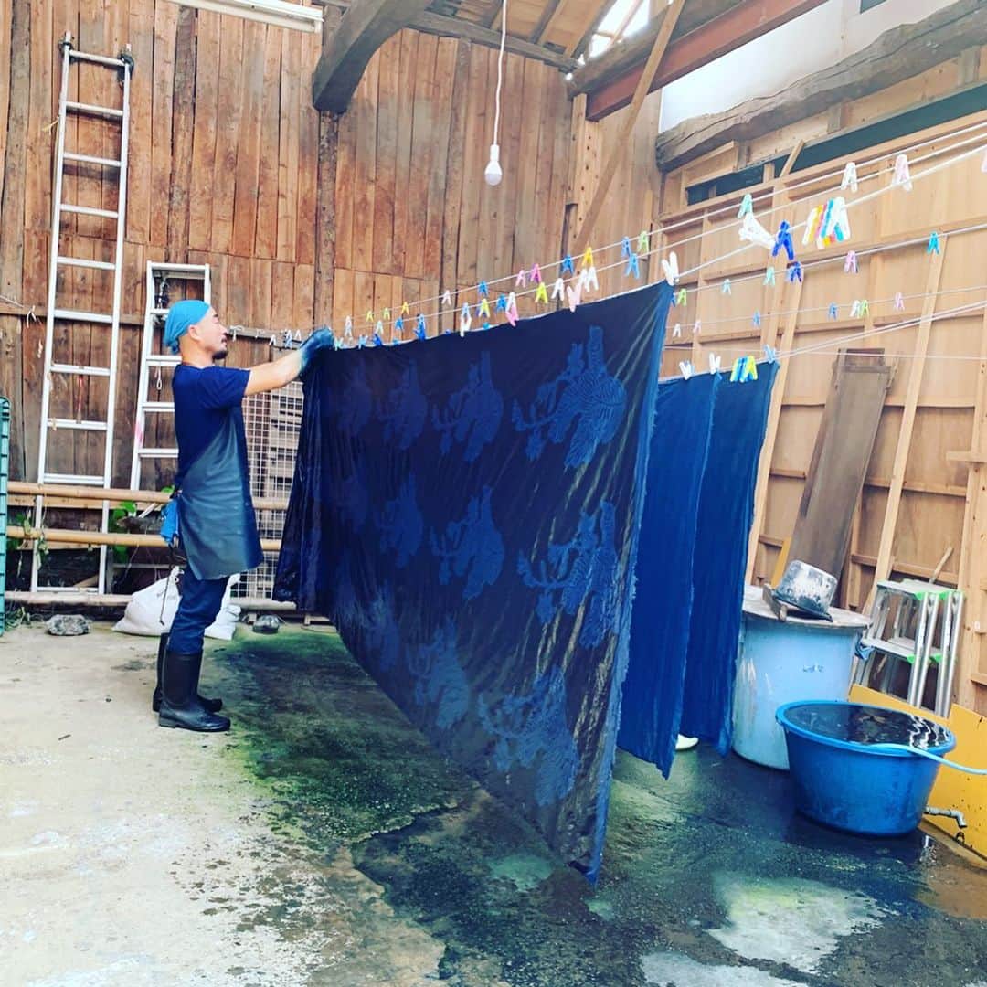 齊藤美絵さんのインスタグラム写真 - (齊藤美絵Instagram)「【大分・竹田で有機藍の栽培から行う藍染め職人さんの作品が日本橋三越に✨7/10～7/16まで】  藍染めはまるで宇宙染め。  大分上野マナビルプロジェクト @manabldg のご縁で竹田に伺ったとき、歴史ある蔵を改装した「紺屋そめかひ」 @kouya_somekai さんにご案内いただきました。  その日は、夏のような陽射しだったのですが、 一歩中へ入るとひんやり静寂の空間。 絶えず水の流れる音が心地良くて。 (竹田はどこも水が清らかに流れる町という印象！) 藍染め、植物染め、そして、 型染めで絵を描かれるご主人の作品が 飾られていて。 その圧倒的な美しさに魅了✨✨✨ 奥で、ご主人が藍染めをされているということで、見学させて頂きました。  自然光が射し込む空間の中で、 作業をされているご主人の姿が あまりに神々しくて、 最初は、話しかけるのを躊躇してしまったほど。  でも、実際は、とても丁寧で穏やかな方で、 藍についてやその魅力を優しく 聴かせてくださいました。  藍染め職人さんならではのまるで手袋をしたかのように染まった手についても、 「毎回スーパーで、わ！と ビックリされるんですよ。笑」と。 ******** 辻岡さんは、なんとご夫妻共に マナビルのすぐそばにある芸術短大のご出身。 日本画を学んでいらっしゃったところ、 ある日、学内で藍染めをやっている前を通り、 染めたての深い緑の布が、 空氣に触れて美しい藍色に変わっていく様に 感動し「これだ！」と独学で 藍を学んだのだそうです。  さらには、竹田でたけた有機藍を自ら栽培。 昔ながらの作り方という 無農薬有機栽培の藍を使って 染めていらっしゃいます。  藍は、発酵させるのですが、 辻岡さんが育てた藍は、 とても強いエネルギーが宿っているようです。 ******** まるで宇宙のような 藍の樽の中から引き上げられた 深い黄緑色のような布は、洗って干すと、 まるで魔法のように、 美しい藍色に変わっていって。 藍は生きているんだとその目で実感！  宇宙の神秘がそのまま布に染められたかのよう。  こんな生きた藍で染められた服を 身にまとったり、 生活の中に取り入れたり出来たら。 モノを長く愛する心、大事にする豊かな心を感じながら日々を過ごせるのでしょうね。  そんな「紺屋そめかひ」さん 7/10〜16まで日本橋三越本店の本館5Fで展示販売を行うとのこと。  詳細はこちら↓ ************************* @kouya_somekai  2019年7/10(水)から16日(火) 東京日本橋三越本店 本館5階ギャラリー ライフ マイニングイベント爽やかな夏の団欒 「紺屋そめかひ・藍染展」  営業時間10時から19時 （最終日17時終了）  大分県竹田市にある染色工房 紺屋そめかひの夏の新作展示会です。 豊かな土壌と清涼な水で自ら育てた 藍を使って藍染をしています。 ワンピース、涼しいはおりもの スカート、パンツ、トップス バッグなど多数ご用意致しました。皆さまぜひご来場くださいませ。 ************************* 今年の夏のはじまりは日本橋で🎋  辻岡ご夫妻、Naomiさん ありがとうございました✨  紺屋そめかひ http://somekai.com/  #大分 #おおいた #Oita #大分上野マナビルプロジェクト  #藍染 #爽やかな夏の団欒 #東京 #日本橋 #tokyo #nihonbashi #mitsukoshi  #日本橋三越本店 #紺屋そめかひ #竹田市 #竹田 #有機藍 #たけた有機藍染 #藍染職人 #職人 #Indigo #indigoblue #ai #aizome #mysticaljapanblue #japan #organic #organicindigofarm #organicindigoplant #japanesetraditional  #ツタエルヒト。」7月5日 7時37分 - saitomie