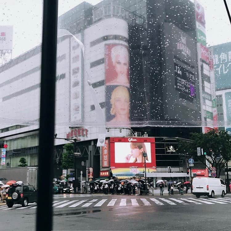 池添俊亮さんのインスタグラム写真 - (池添俊亮Instagram)「透明傘越しの世界。  #shibuya  #梅雨」7月5日 7時57分 - zoe_boy_0427