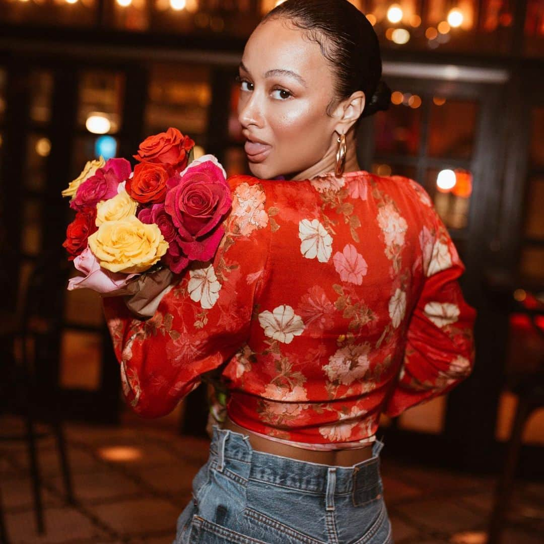 Draya Micheleさんのインスタグラム写真 - (Draya MicheleInstagram)「A lot of things in these pics to be happy about. 1. Good fitting jeans 2. My friends coming out to support the premiere of my show 3. Flowers from @officialjulissab 4. Pizza 🍕 thank you @luchinipizzeria + @taogroup for always making every event of mine special.  Thanks @carverguru for always delivering a night to remember」7月5日 7時58分 - drayamichele