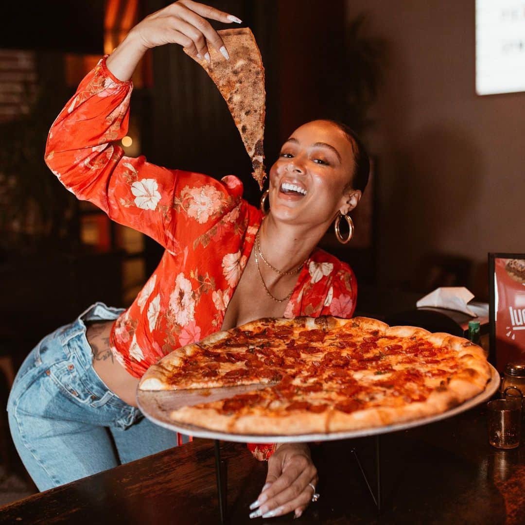 Draya Micheleさんのインスタグラム写真 - (Draya MicheleInstagram)「A lot of things in these pics to be happy about. 1. Good fitting jeans 2. My friends coming out to support the premiere of my show 3. Flowers from @officialjulissab 4. Pizza 🍕 thank you @luchinipizzeria + @taogroup for always making every event of mine special.  Thanks @carverguru for always delivering a night to remember」7月5日 7時58分 - drayamichele