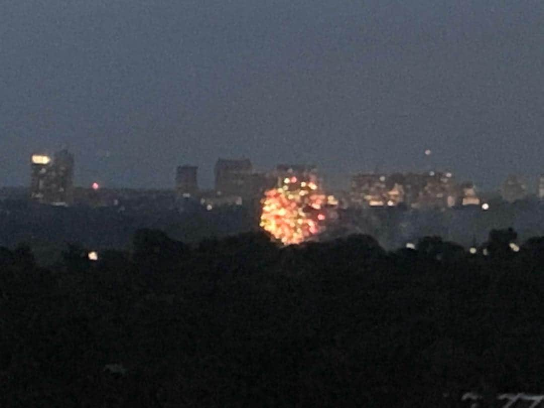 ロン・ハワードさんのインスタグラム写真 - (ロン・ハワードInstagram)「Distant fireworks from last night. a little warmup for #July4th #HappyBirthdayAmerica tonight」7月5日 7時54分 - realronhoward