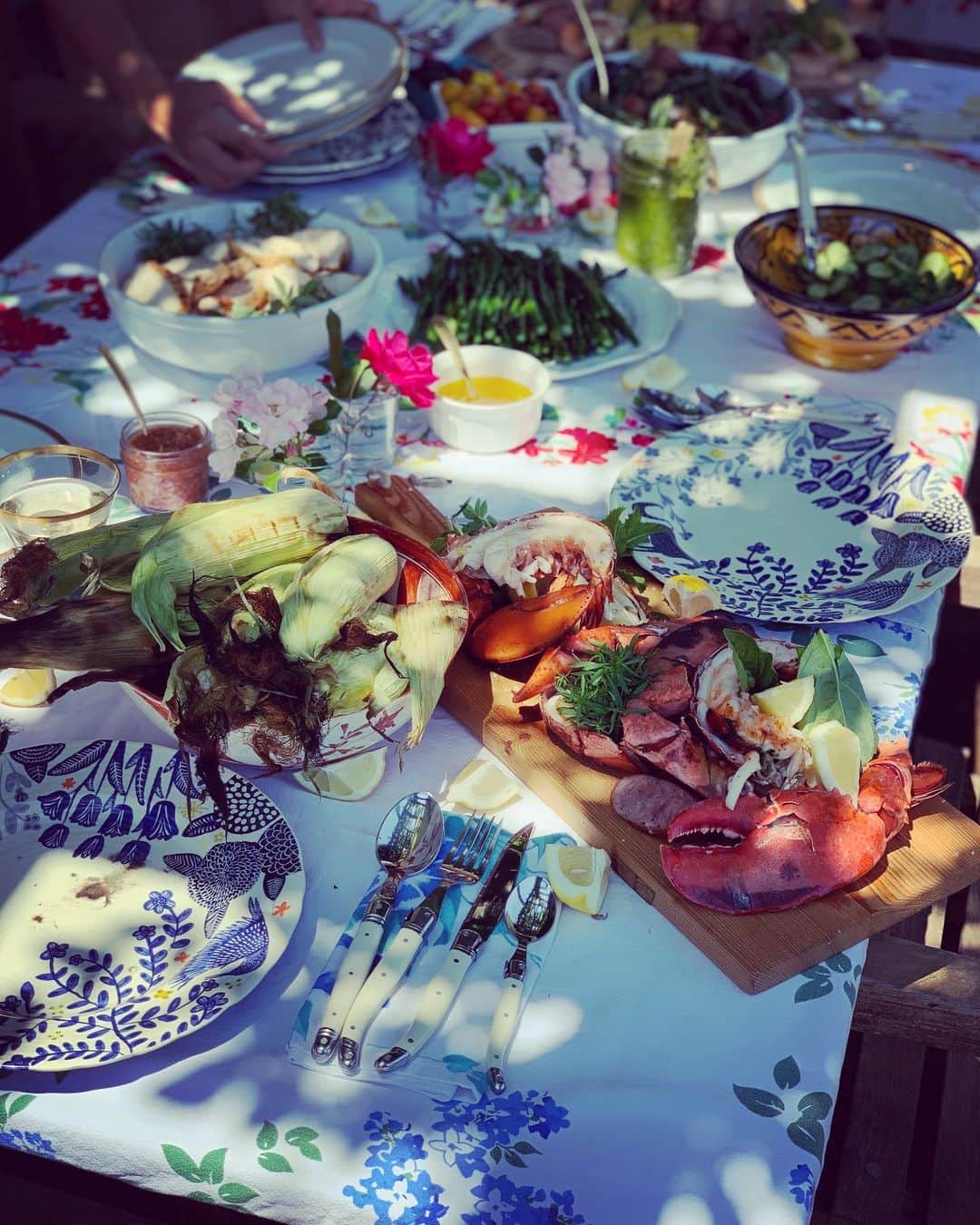 ドリュー・バリモアさんのインスタグラム写真 - (ドリュー・バリモアInstagram)「Lunch with friends @kickshawcookery also throw a floral table cloth down and it always looks so much more !!!!!!!!!!!」7月5日 7時54分 - drewbarrymore