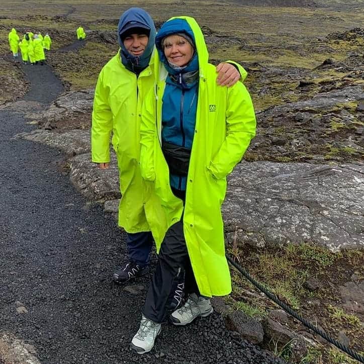 Valeriyaさんのインスタグラム写真 - (ValeriyaInstagram)「Невероятное путешествие по загадочной Исландии продолжается. Сегодня спускались на дно вулкана ( 120м). Прошли вверх до места спуска и назад 7 км. Всю дорогу дул сильный ветер и моросил дождь. Я тут подумала, что не стоит нам жаловаться на свой климат. Здесь в Исландии есть поговорка : если вам не нравится погода, подождите пять минут - станет ещё хуже. 😂 #iceland #исландия #путешествиясвалерией」7月5日 8時06分 - valeriya