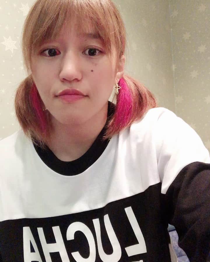 のインスタグラム：「karaoke⭐️ イベントで朱里はタッチしか歌わない的な事言われたので笑 タッチとstory歌ってるとこ動画！ 歌はあたたかい気持ちで見てください⭐️ 時間が一時間だけ空いたので合間に一人カラオケ行ってきましたー笑⭐️ #karaoke #🎤 #longtimenosee #enjoy #song #sing #singing #yesterday #久しぶり#カラオケ #一人 #動画 #あたたかい #気持ち #で #見てね #歌 #歌う #タッチ #story」