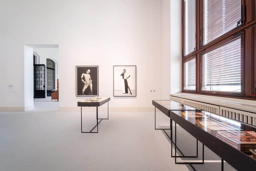 ガゴシアン・ギャラリーさんのインスタグラム写真 - (ガゴシアン・ギャラリーInstagram)「“The Black Image Corporation” is currently on view at the Gropius Bau in Berlin, through July 28.  Conceived by Theaster Gates, this exhibition looks at the legacy of the Johnson Publishing Company archive, which features more than four million images and has helped shape the aesthetic and cultural languages of the contemporary African American identity. The participatory exhibition focuses on the works of Moneta Sleet Jr. and Isaac Sutton, two photographers whose works are in the collection. Find out more via the link in our bio! __________ #TheasterGates #GropiusBau #Gagosian @gropiusbau @theastergates  Installation views, “The Black Image Corporation,” Gropius Bau, Berlin, April 25–July 28, 2019. Photos: Mathias Völzke, courtesy Johnson Publishing Company, LLC and Fondazione Prada」7月5日 18時54分 - gagosian