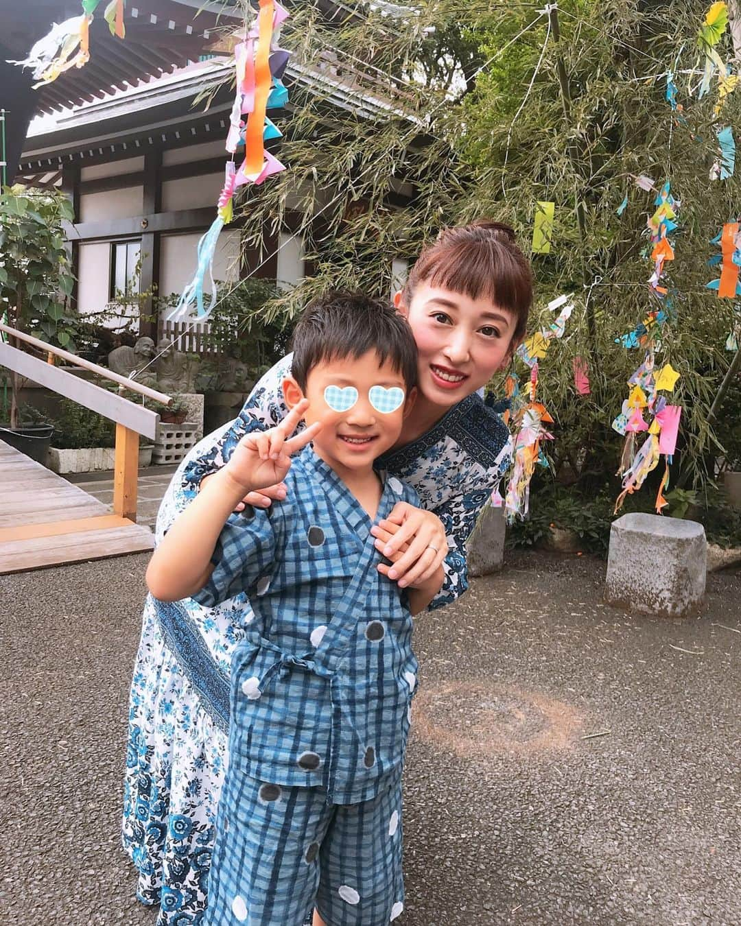 中西麻里衣さんのインスタグラム写真 - (中西麻里衣Instagram)「幼稚園の七夕会でした🎋 年長次男。最後なので長男+パパはお休みをとって参加✨ 2人とも曲に合わせて元気よく踊ってました☺️ #幼稚園行事#七夕会#🎋#甚平#ブルーコーデ#家族で参加#雨降らなくてよかった#怒涛の一週間#無事に終了#ごろん#のんびりしよう#男の子まま#アクティブ母ちゃん」7月5日 18時57分 - 87marii