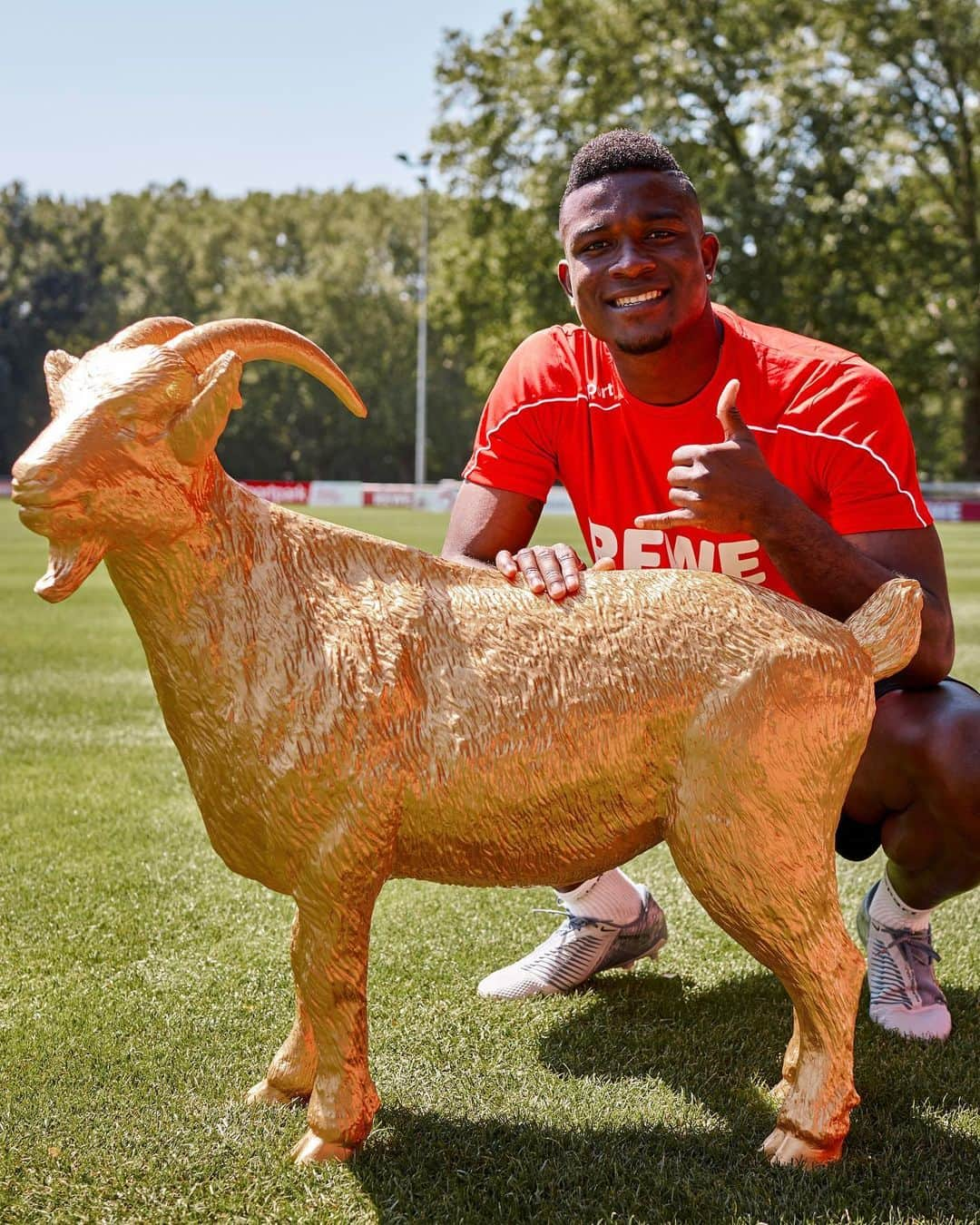 1.FCケルンさんのインスタグラム写真 - (1.FCケルンInstagram)「🐐🥇 Ihr habt entschieden: Jhon Cordoba ist der #effzeh-Spieler der Saison 2018/19. Herzlichen Glückwunsch, @jhoncordoba9! 🎉🔴⚪️ #Köln #Kölle #cordoba」7月5日 18時57分 - fckoeln