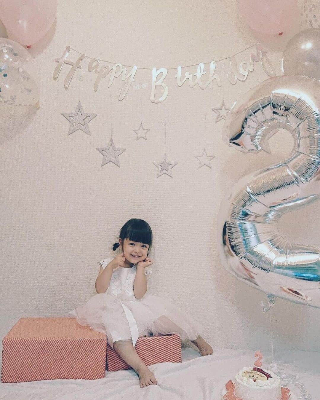 山本朋子のインスタグラム：「ベイビー👧ついに2歳に🎂🎈 たくさんお祝いしてもらってとっても楽しそうでした💓」