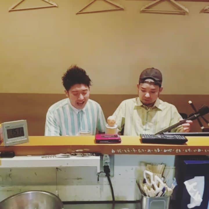 レイチェルのインスタグラム：「昨夜の、  たぁのぉしぃーーーかった様子。  富ちゃんが三線を持ってきてくれてたから、生演奏で歌わせてもらいましたよ！  大好きな『三線の花』、ハモってくれるし本当に気持ち良すぎましたよ！  ちなみに、これはおかわりして2回目を歌った時のやつですよ。笑😁😁😁💨💨💨🎶🎶🎶 #レイチェル#featuring#ｷﾝﾆｸｷﾝｷﾞｮ 富田#とか言っちゃって#😁💨💨#ちなみに#撮影してるのは#たくろう 赤木くん#二人とも#本当に#かぁわぁいぃーーー！！！#😆😆😆✨✨✨🎶🎶🎶」