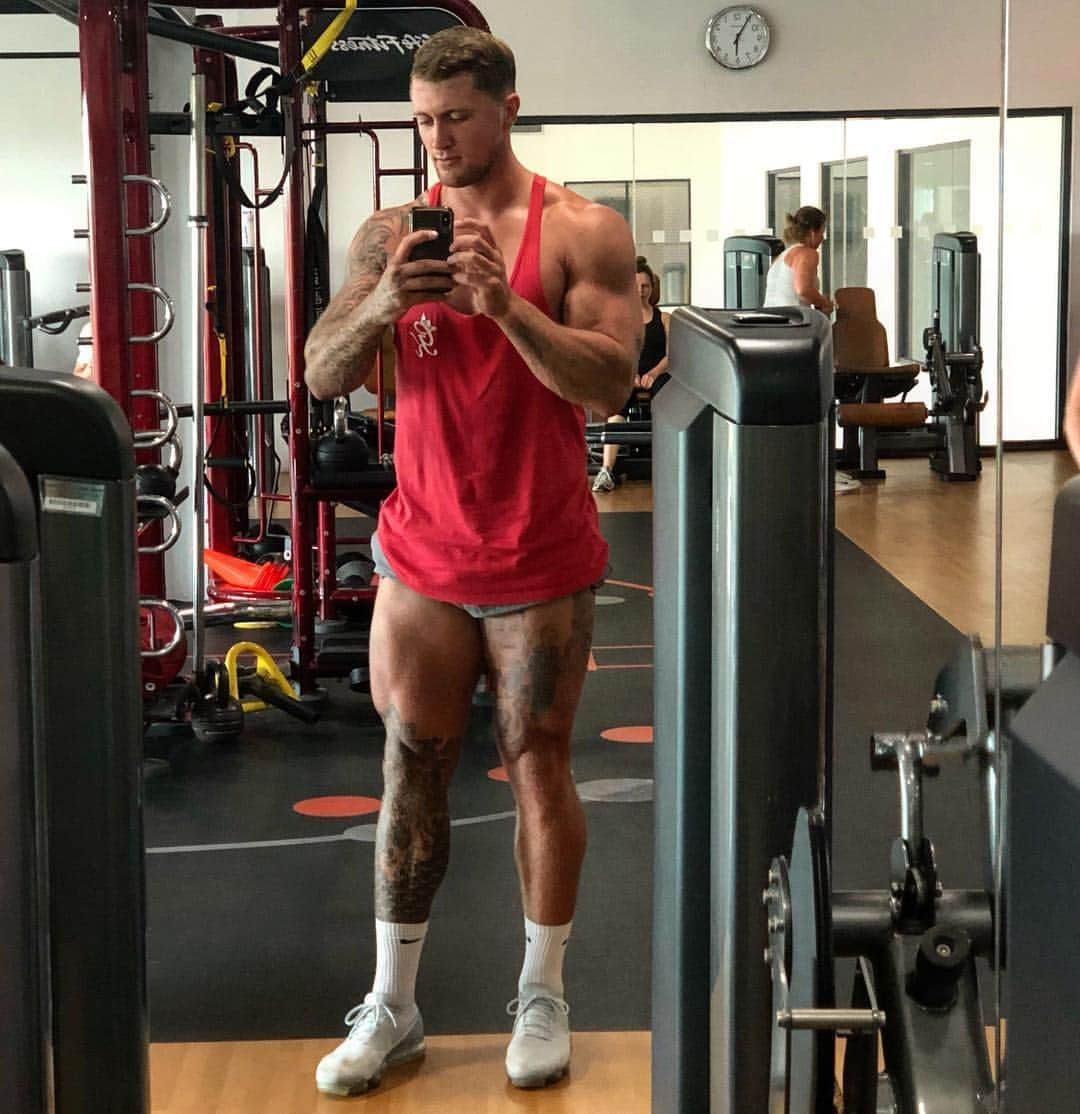 ダニエル・オズボーンさんのインスタグラム写真 - (ダニエル・オズボーンInstagram)「Good leg session with my brother @ellcrabb yesterday! 👌🏼 not been training properly for a few weeks now, so time to get back properly and start smashing it. Going to trim down abit and get leaner I think, it’s so hard to though mentally, I personally feel, once you have been a certain size, then trimming down and feeling your clothes slightly looser than they were before, just mentally screws you up and makes you then want to get bigger again because you feel you’re going backwards 🧠😩.. but I feel like I want to be leaner and fitter rather than feeing heavy when I’m running etc.. I’m 6’5 so in my head I always look too thin, so I need to just sort my head out basically 😂🤦🏼‍♂️ will keep you updated on the training and progress, physically and mentally! 🙌🏼 Anyone else trying to achieve a certain goal but feel they need their frame of mind to change in order to achieve it??」7月5日 19時00分 - danosborneofficial