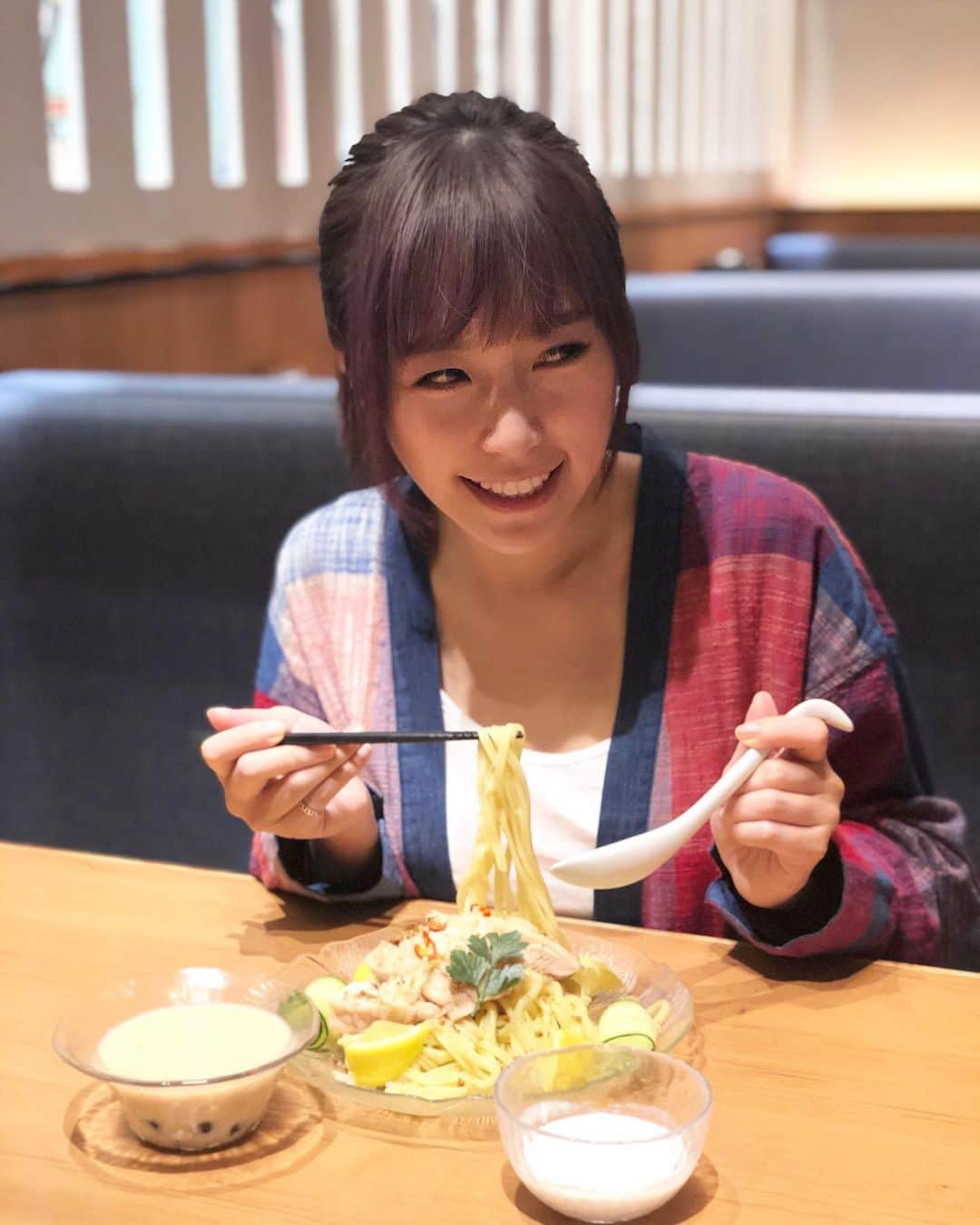 Miss Hunnyのインスタグラム：「嘿💥每日限定10客， 其中一份在我肚子😌😌😌 第一次聽到珍珠沾汁麵🤔 我的好奇心就一發不可收拾！ 果然！好適合夏天食！ 最後將杏仁奶倒入沾汁湯， 別有一番風味 Σ(￣。￣ﾉ)ﾉ 按 : 嫩滑的雞肉也很是精彩👏🏻 @menyamusashi_hk #日本爆紅 #珍珠沾汁麵 #麺屋武蔵」