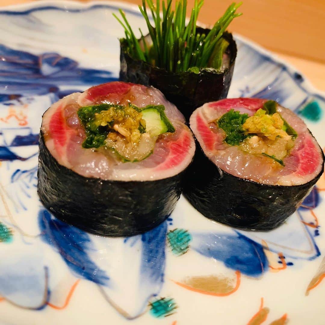 ますぶちさちよさんのインスタグラム写真 - (ますぶちさちよInstagram)「銀座のお寿司屋さん🍣「松村」さんに行きました🤤🍣 美味しくてパクパク食べていたら最後に太巻をかなり大きめに使ってくれて大満足だった、、！ウニも二種類食べられて幸せでした💕 #銀座すし松村 #銀座 #寿司」7月5日 17時28分 - sachiyomasubuchi___