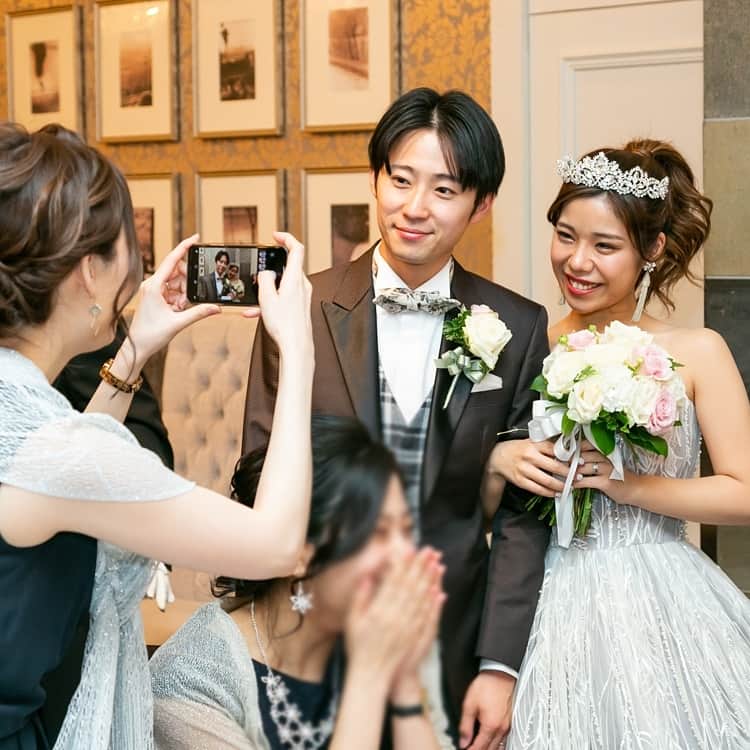 ホテルモントレウェディング【公式】 のインスタグラム：「♥ ￣￣￣￣￣￣￣￣￣￣ @montereyweddingをフォローして 『 #モントレ花嫁 』『 #ホテルモントレ』の タグをつけて投稿してくださいね＊*. . お色直しで挙式の時のティアラを✧*. ポニーテールとカラードレスで 雰囲気がガラリと変わりますね♡ . ◆ホテルモントレ公式HPはこちら* https://www.monterey-wedding.jp . #モントレ #モントレ花婿  #プレ花嫁 #卒花 #weddingdress #プラコレ #ウエディングニュース #marryxoxo #wedding #dress #結婚式場 #日本中のプレ花嫁さんと繋がりたい #ブライダルフェア #結婚式 #パーティ #披露宴 #2019年春婚 #2019年夏婚 #2019年秋婚 #2019年冬婚 #ホテルウェディング #dressy花嫁 #marry花嫁  #weddingparty #flower #ティアラ #ポニーテール」