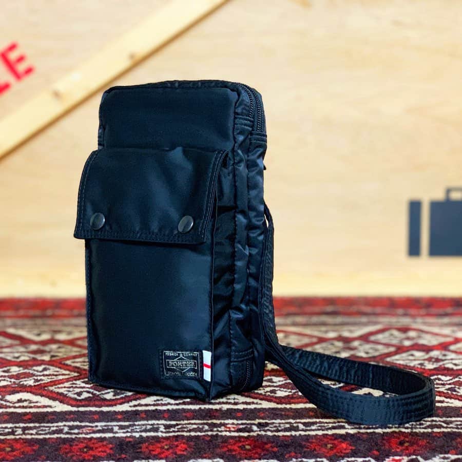 のインスタグラム：「‪WHIZ LIMITED×PORTER‬﻿ ‪2way Shoulder Bag‬﻿ ‪¥28,000＋税‬﻿ ﻿ ‪7月6日に19周年を迎えるWHIZ LIMITEDがPORTER STAND 東京駅店にて、『WHIZ LIMITED TRUNK SHOW』を開催します。‬﻿ ﻿ ‪開催期間は2019年7月6日（土）〜8月6日（火）‬﻿ ‪期間中はPORTERとのコラボレーションアイテムを始め続々と新アイテムを投入予定となっています。‬﻿ ﻿ ‪皆様のご来店お待ちしております。‬﻿ ﻿ #yoshidakaban #porter #luggagelabel #porteryoshida #porteryoshida #madeinjapan #japan #porterstand #shinagawa #tokyo #station #trunkshow #whiz #whizlimited #76 #lump #任天堂スイッチ #nintendoswitch #nintendoswitchcase」