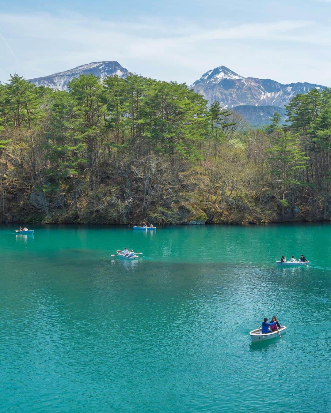 詩歩さんのインスタグラム写真 - (詩歩Instagram)「🎨﻿ ﻿ エメラルドグリーンの五色沼✨﻿ Emerald green pond with magnificent mountain, Mt. Bandaisan!!﻿ ﻿ どよ〜んとした曇り空が続くので、UPしそびれていた爽やかな写真をば📷﻿ ﻿ 福島県・裏磐梯にある #五色沼 。﻿ ハイキングコースっていうのは知っていたけど、こんなに気軽に楽しめるルートなんて⛰﻿ ﻿ 電車とバスで気軽にアクセスできて、﻿ ベビーカーで通るツワモノもいたほど整備された散策路。（もちろんベビーカーおすすめはしません）﻿ 1-2時間ほどで周れます。﻿ ﻿ 入り口にあるのが、この写真にある #毘沙門沼 。﻿ ここはボートが楽しめて、背景には悠大な磐梯山が望めます🚣‍♀️﻿ ﻿ それ以外に、青沼、赤沼、弁天沼、、など、5つどころじゃなく大小30の綺麗な沼があります。﻿ 様々な”色”があるから、「五色沼（five colors)」だったんだね〜。﻿ 勘違いしてました😅💦﻿ ﻿ 沼の色は、太陽の加減によって色の見え方も変わります。﻿ この日は、青沼より弁天沼のほうが青くて、赤沼は緑色だった😂名前との齟齬がw﻿ ﻿ 関東からなら日帰りでもいけます！﻿ 初夏のハイキングコースに、いかがですか🌱﻿ ﻿ 五色沼ラーメンっていう、真緑のラーメンもあるよ🍜﻿ （美味しかった🙏）﻿ ﻿ ﻿ 📸5th May 2019﻿﻿ 📍五色沼湖畔群 毘沙門沼／福島県﻿ 📍Goshikinuma colorful ponds／Fukushima Japan﻿﻿﻿﻿﻿ ﻿﻿﻿﻿ ﻿﻿﻿﻿ ©詩歩/Shiho」7月5日 17時31分 - shiho_zekkei