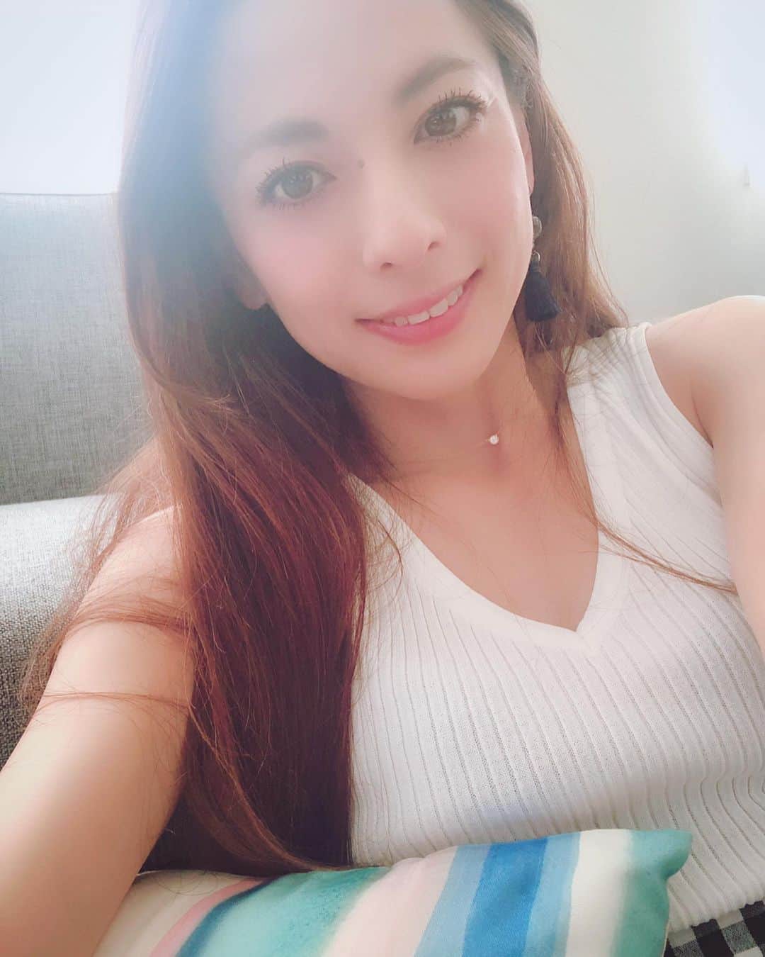 のインスタグラム：「☀☀️☀️ ちょっと早く起きれた今朝…  珍しく余裕ある動き(^^)！仕事もこの調子で〜！って いくはずが… まぁ、そうもいきません！  週末ですから。笑  #selfie #photooftheday #photography #interior #nitori #new #instagood #朝時間 #余裕は束の間 #仕事好き #夏用 #プチ模様替え #ニトリ #クッション #元気カラー」