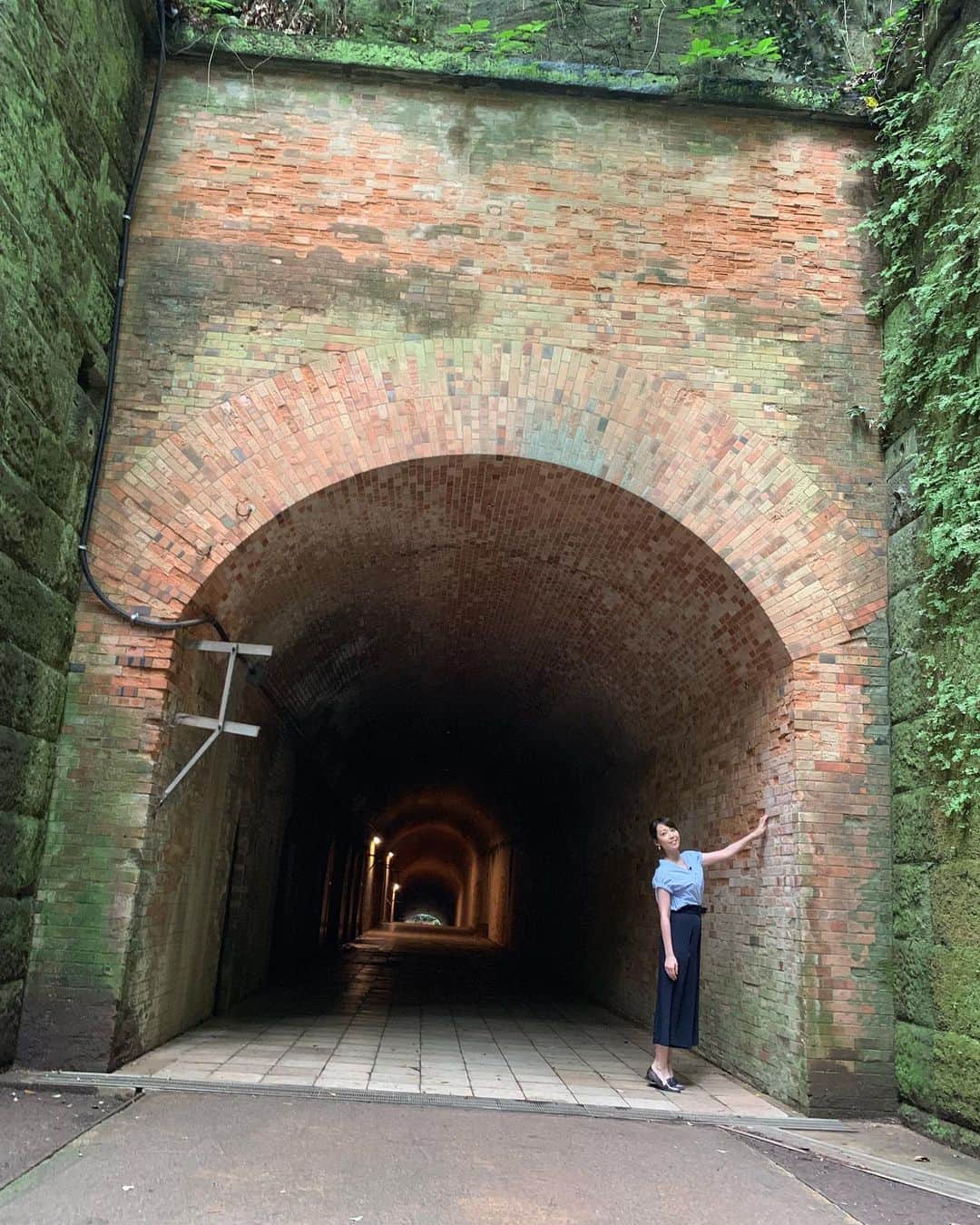 須黒清華のインスタグラム：「今日はWBSの取材で猿島へ🛥 ここは東京湾唯一の無人島で、要塞の遺跡も残されています。 ドローン取材なのに、要塞があまりに絵になるので、思わずパシャリ✨✨ 静かで緑溢れる猿島にすっかり癒されてきました〜🐒 . #wbs #ワールドビジネスサテライト #猿島 #要塞 #sns映え」