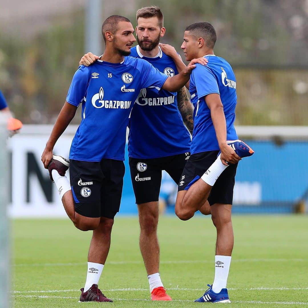 シャルケ04さんのインスタグラム写真 - (シャルケ04Instagram)「Zusammenhalt! 👊🏼 🔵⚪️ . . Always sticking together! 💪🏼 . . #S04 #Schalke #Knappen #Königsblau #Vorbereitung @ahmedkutucu #Burgstaller @a.harit14 #WirLebenDich #🔵⚪️ #Football #Futbol #Soccer #Bundesliga」7月5日 17時43分 - s04