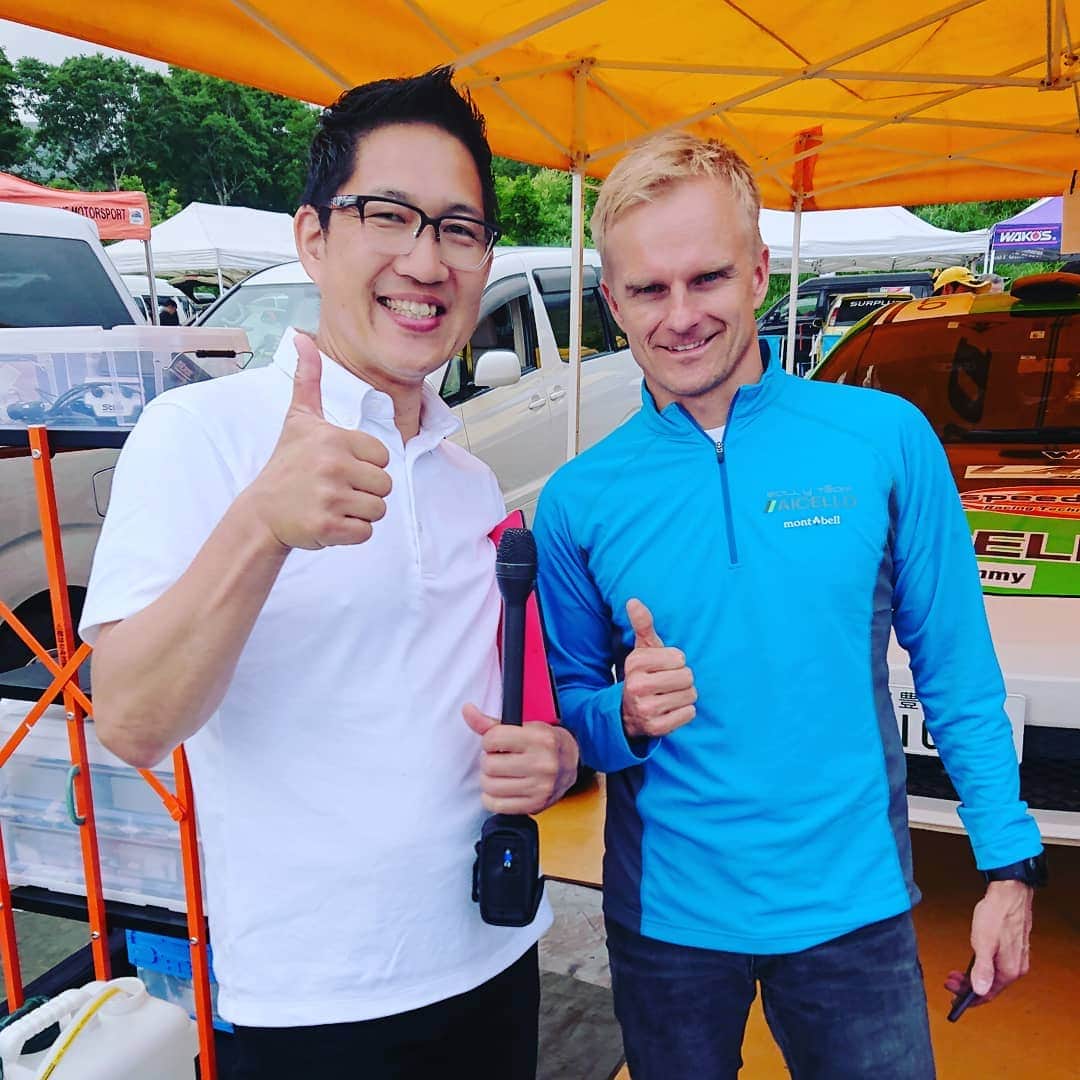 のインスタグラム：「🎤📹 インタビュー撮影中  あれ、 ヘイッキさんが(笑) タイでは同じホテルだった彼。 最終日の夜は別れ際に、 「次は北海道のラリーで会うよね👍」 と挨拶してくれたのは嬉しかったw  SGTドライバーであり、 ラリーloverのコバライネン選手。 本当にナイスガイだわ😆 #SUPERGT  #全日本ラリー」