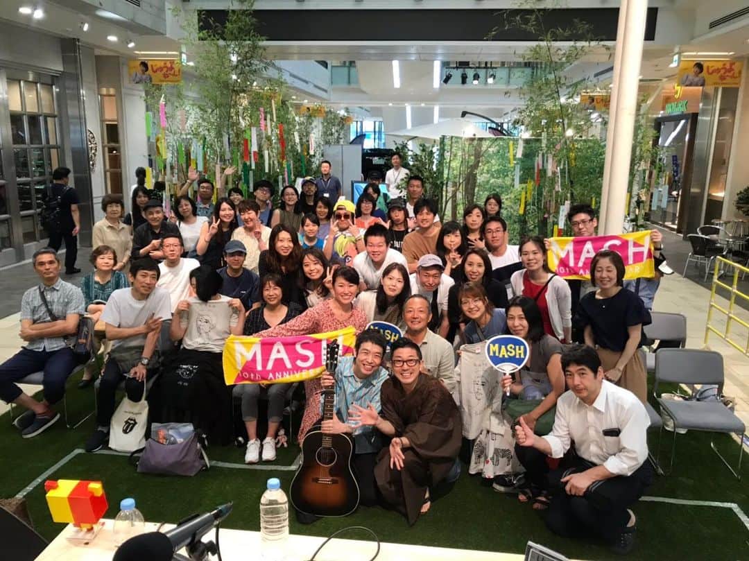 のインスタグラム：「「今が散々でも前を向くよ」  前向いてると、想像もしてなかった未来が待ってる。  昨年の10月、この場所で公開生放送やってた時の自分にそう伝えてあげたいです。  前向くって、大変だけど、得るものが深い。  #tdx #mash #たった16小節の夢 #ttime #tですよ」