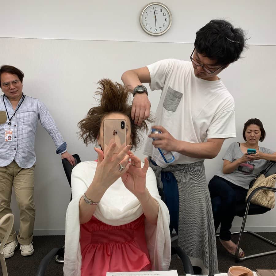西川史子さんのインスタグラム写真 - (西川史子Instagram)「私を支えてくれてる方です。 ヘアメイクの井上さん マネージャーの安彦さん 私を1から育ててくれた北村さん テレ朝の楽屋ですが、涙でそうでした。 私は全然強くないのに」7月5日 17時39分 - dr.ayako_nishikawa