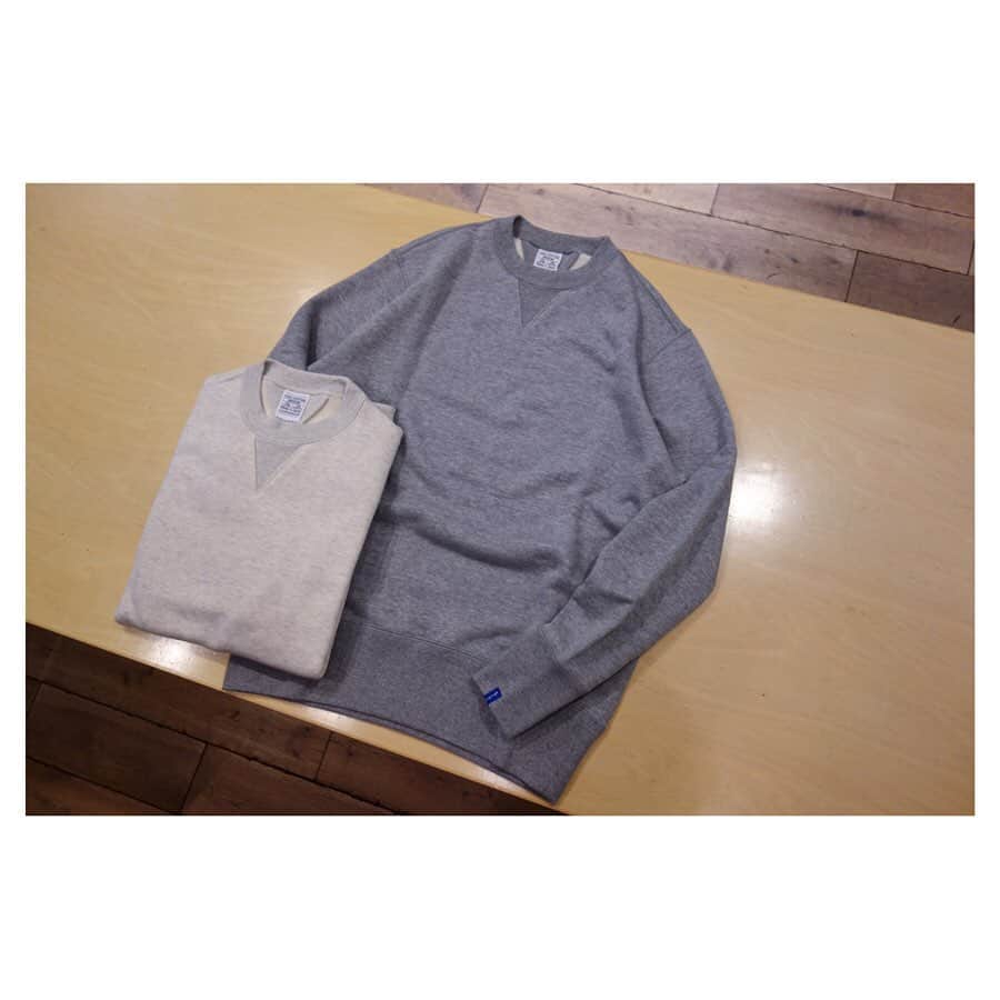 のインスタグラム：「*** LW01 丸胴吊り編みクルースウェット 入荷です。 . 大変長らくお待たせいたしました！ LWベーシック吊り裏毛を使用して製作された、クルースウェットが本日入荷致しました。 吊り編み機で筒状に編まれる生地をそのまま使用する為、両サイドにシームがありません。 スウェットのオリジンに一番近い製法をとった「THE SWEATSHIRT」の着心地を是非お試しください。 . カラーはグレーメランジ、マリン、オートミール、ブラックの4色展開。 販売価格は¥15,000(税抜)です。 . 週末も皆様のご来店、お待ちしております。 . #ループウィラー #吊り編み #スウェット #定番 #日本製 #ループウィラー大阪 #lw大阪 #和歌山 #大阪 #南船場 #時尚 #옷스타그램 #오사카  #loopwheeler #tsuriami #sweat #sweatshirts #madeinjapan #lwosaka #japan #wakayama #osaka #minamisenba #wear #fashion」