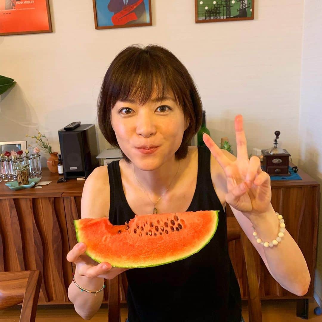 上野樹里さんのインスタグラム写真 - (上野樹里Instagram)「ラジオの収録を終えて、帰宅。 今年の夏、スイカはもう食べましたか？🍉おいしいですよ〜🎐😊 #スイカ」7月5日 17時51分 - _juri_art_