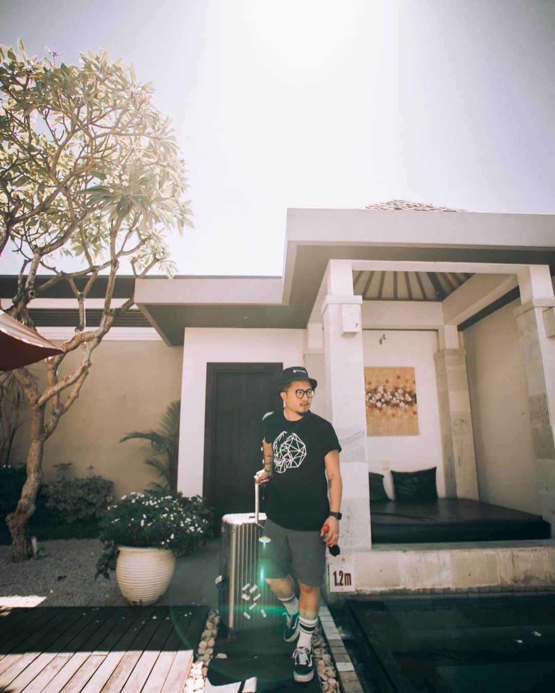 s ᴇ  ɴ ᴋ ᴄのインスタグラム：「After a busy week in Paris, gonna start my short holiday soon (real short 😂). Guess where will I be! By the way, @hydrogen_official outfits are always good choices for holiday! Miss the days in Bali!! 📷 @vickywoo630 #seanalogue .」