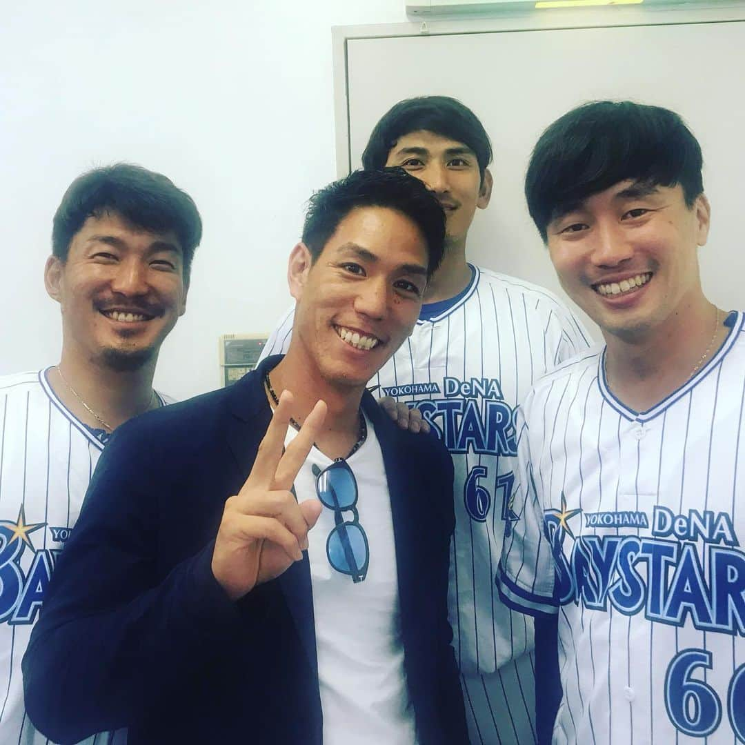 荒波翔さんのインスタグラム写真 - (荒波翔Instagram)「日本に帰って来ましたm(__)m 帰国して横須賀に来ました✨ 久しぶりにみんなに会え、元気な姿を見れました！！ 日本🇯🇵はやはり良いですね😊  今回メキシコ🇲🇽では凄く良い経験が出来ました。 沢山の応援ありがとうございました。 すごく力になりました。  #帰国 #久しぶり #仲間#日本 #denaベイスターズ #梶谷隆幸 #中川大志#西森将司」7月5日 17時45分 - shoshoshonosho.4