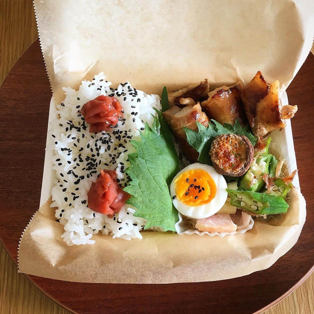ecruのインスタグラム：「2019/07/05 (fri) 今日のお弁当。 長芋の豚肉巻き…など ・ 昨日は、新しい生徒さんグループの浴衣レッスンでした👘 新しい場所でのレッスンで、お子様への着せ方もお伝えし、盛りだくさんな内容になりました。 ・ 今日は、久しぶりの休日✨ …といっても、溜まった家事や用事を片付けていたら、もう夕方💨 毎日浴衣で過ごしているので、今日は久しぶりの洋服に新しいサンダルを履いて、少しだけお出かけです😊✨ ・ #gonben #お弁当 #obento #bento #lunch #lunchbox #food #foodpic #foodphoto #ごん弁当 #instafood #instagood #yummy #love #japan #japanesefood #大学生弁当 #thankyou #onthetable #日々 #暮らし #お弁当記録 #ランチボックス  #使い捨て弁当箱」