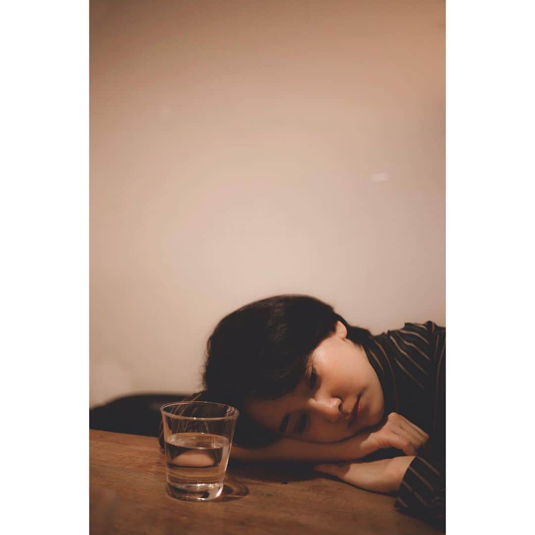 永池南津子さんのインスタグラム写真 - (永池南津子Instagram)「曇り空。考え事にはうってつけ。 #お酒じゃないよお水だよ #thinking #portrait #photography #永池南津子」7月5日 17時48分 - natsuko_nagaike