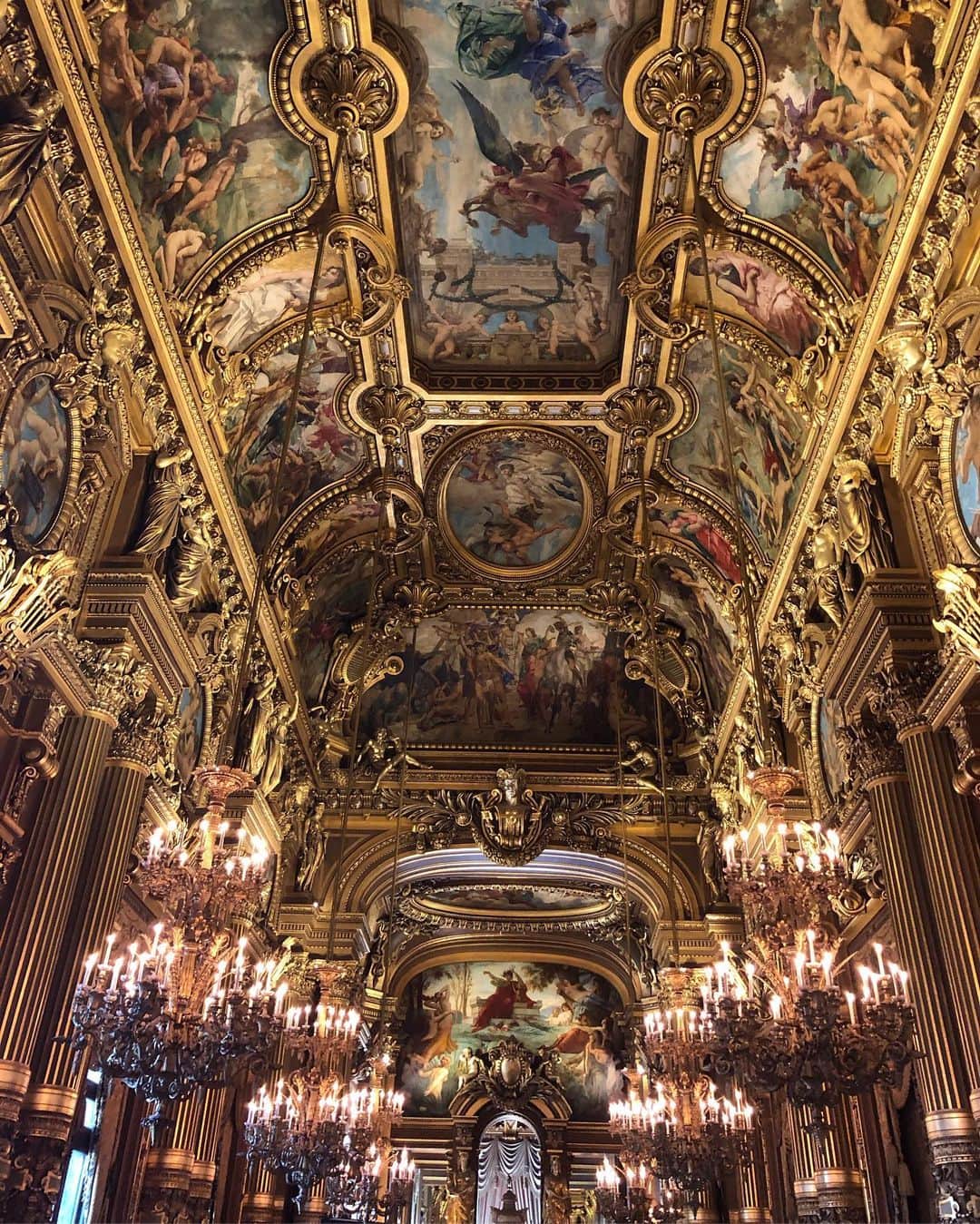 アナベル・ウォーリスのインスタグラム：「The Palais Garnier for the ballet...absolutely exceptional. 😍  @dolcegabbana」