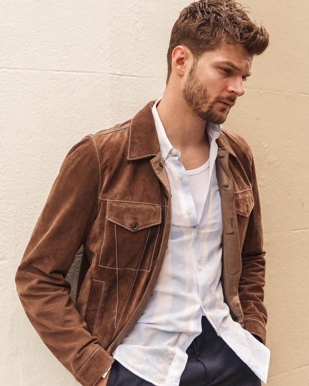 ジム・チャップマンさんのインスタグラム写真 - (ジム・チャップマンInstagram)「“Prepare for the smoulder”  Wearing @tods suede jacket #gifted, @amiparis shirt, @burberry trousers and @santoniofficial trainers #gifted. 📸 @kyranreid」7月5日 17時53分 - jimchapman