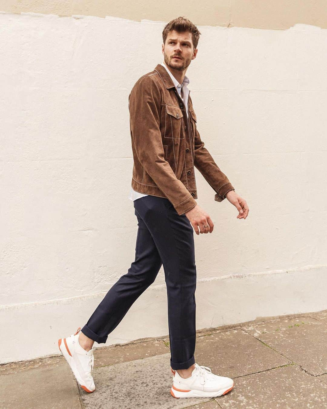 ジム・チャップマンさんのインスタグラム写真 - (ジム・チャップマンInstagram)「“Prepare for the smoulder”  Wearing @tods suede jacket #gifted, @amiparis shirt, @burberry trousers and @santoniofficial trainers #gifted. 📸 @kyranreid」7月5日 17時53分 - jimchapman