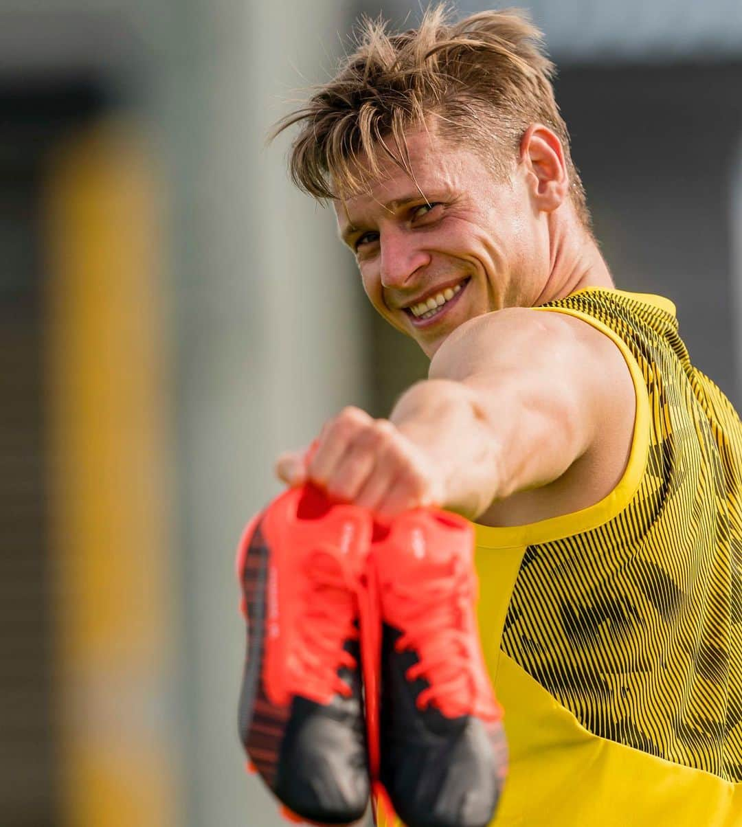 ボルシア・ドルトムントさんのインスタグラム写真 - (ボルシア・ドルトムントInstagram)「👟 Tie your boots ⚽️😏 #bvb #borussiadortmund #lukaszpiszczek #backonthepitch #dortmund #🖤💛」7月5日 17時57分 - bvb09